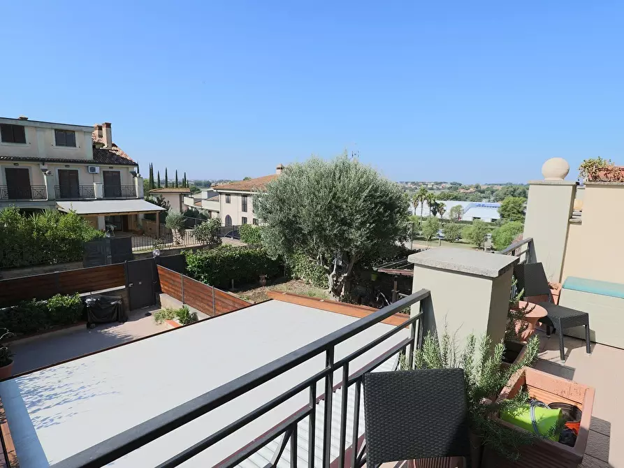 Immagine 29 di Villa in vendita  in Via di Marco Simone 80 a Guidonia Montecelio