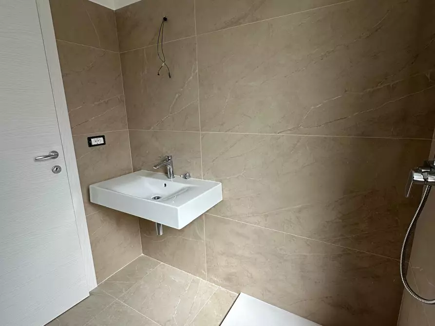 Immagine 16 di Villa in vendita  in Viale Valle dell'Aniene 22 a Guidonia Montecelio