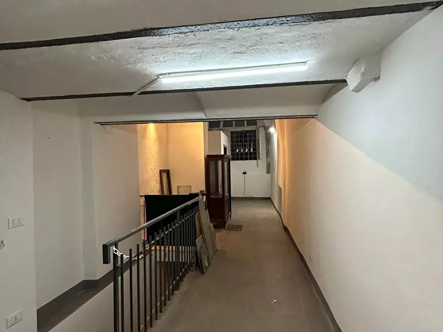 Immagine 2 di Locale commerciale in vendita  in Piazza Santa Croce a Firenze