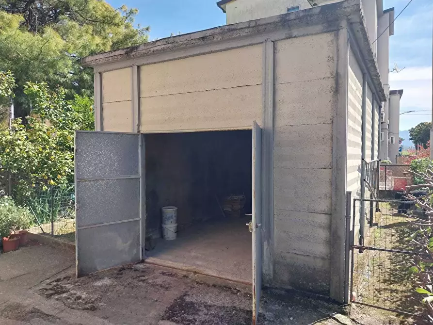 Immagine 1 di Garage in vendita  a Ameglia