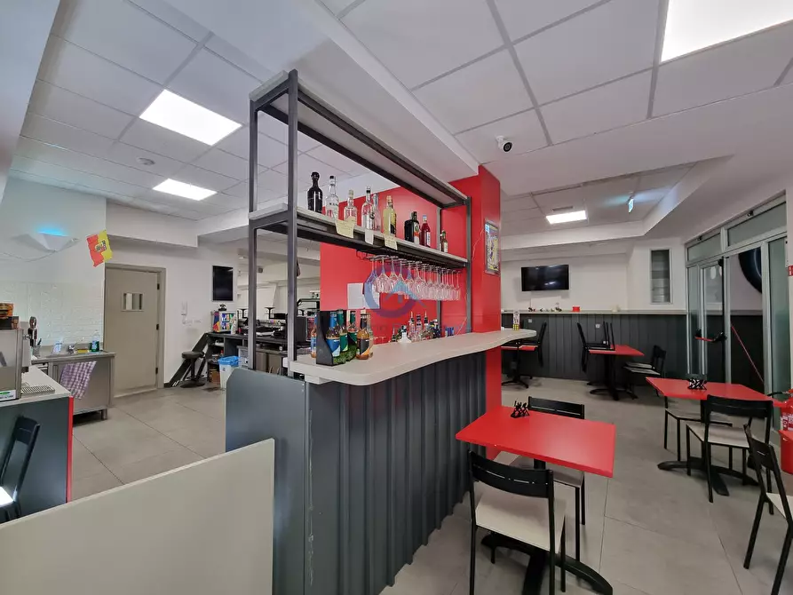 Immagine 5 di Locale commerciale in vendita  a Catanzaro