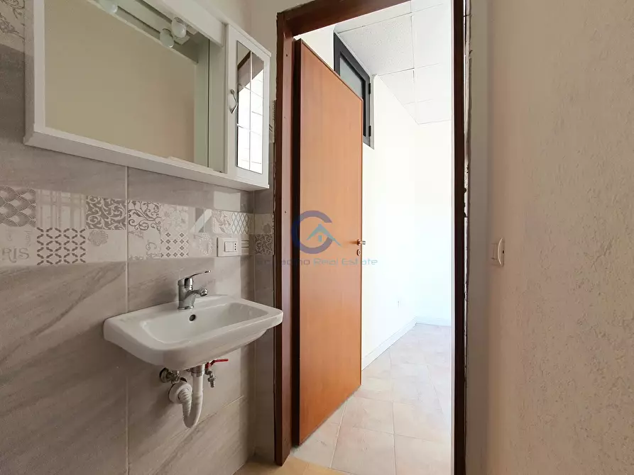 Immagine 9 di Locale commerciale in affitto  in Viale degli Angioini 93 a Catanzaro