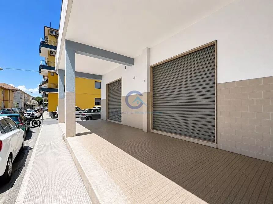 Immagine 1 di Locale commerciale in vendita  in Via Genova 50 a Catanzaro
