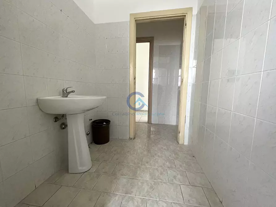 Immagine 15 di Ufficio in affitto  a Catanzaro