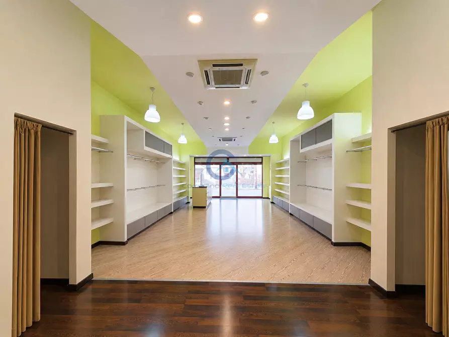 Immagine 1 di Locale commerciale in vendita  in Viale Crotone 37 a Catanzaro