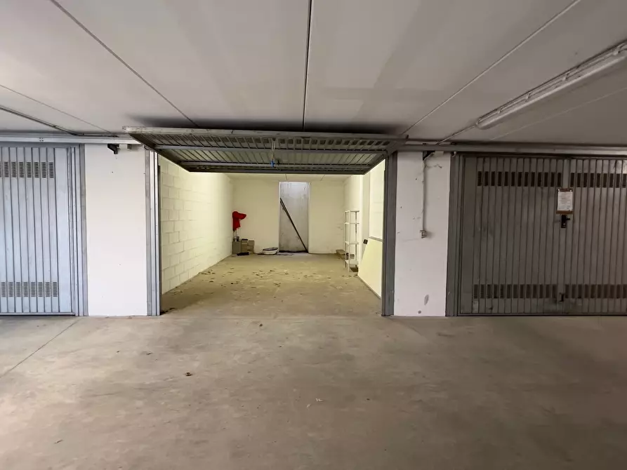 Immagine 4 di Garage in vendita  in Via Leopardi a Borgosatollo