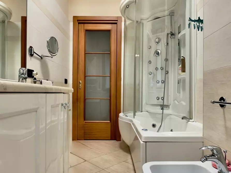 Immagine 13 di Quadrilocale in vendita  a Brescia