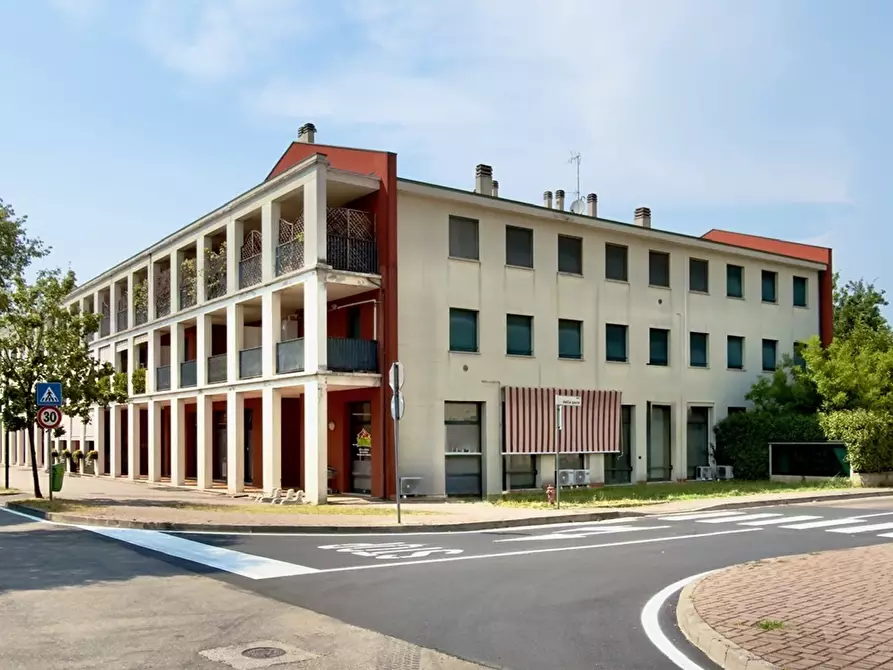 Immagine 16 di Trilocale in vendita  in Viale Sandro Pertini a San Zeno Naviglio