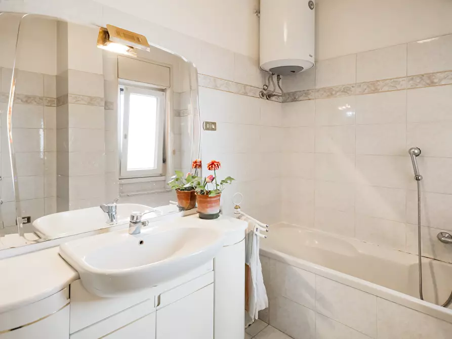 Immagine 26 di Bilocale in vendita  in Via Tiburtina 602 a Roma