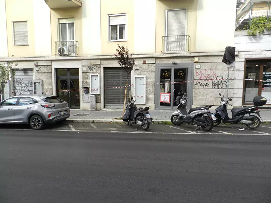 Immagine 2 di Locale commerciale in affitto  in Via Edoardo Jenner a Roma