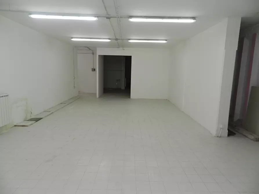 Immagine 4 di Showroom in vendita  in Via degli Abeti 29 a Roma