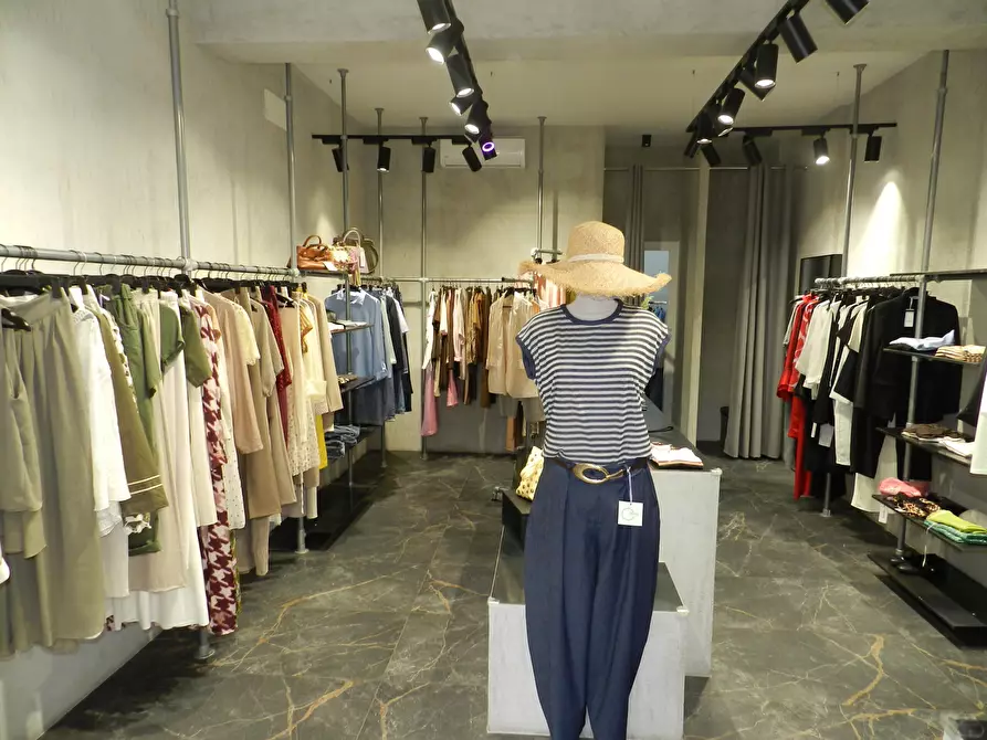 Immagine 4 di Locale commerciale in affitto  in Via Edoardo Jenner a Roma