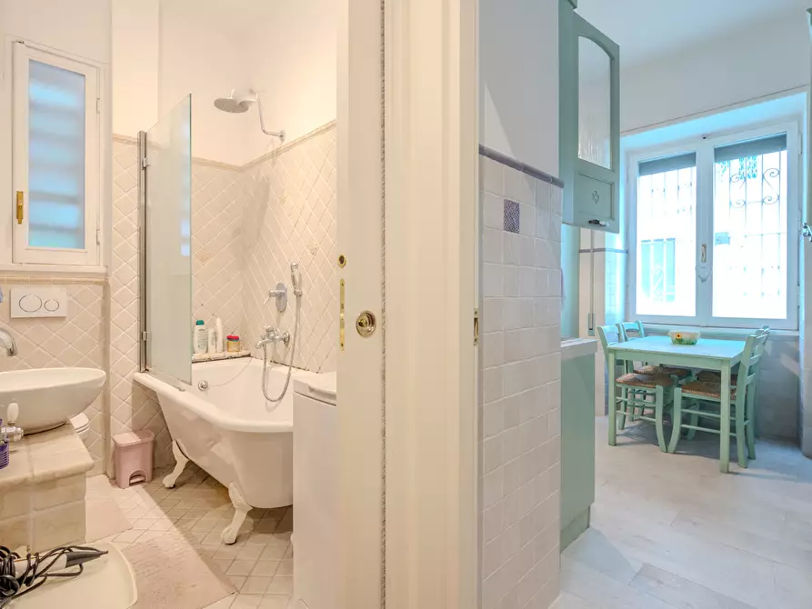 Immagine 26 di Pentalocale in vendita  in Via Nerola 16 a Roma