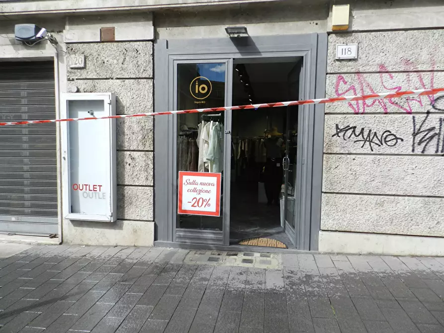 Immagine 1 di Locale commerciale in affitto  in Via Edoardo Jenner a Roma
