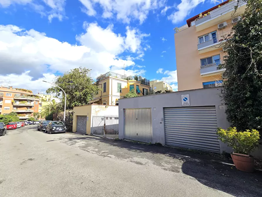 Immagine 2 di Garage in vendita  in Via delle Egadi 16 a Roma