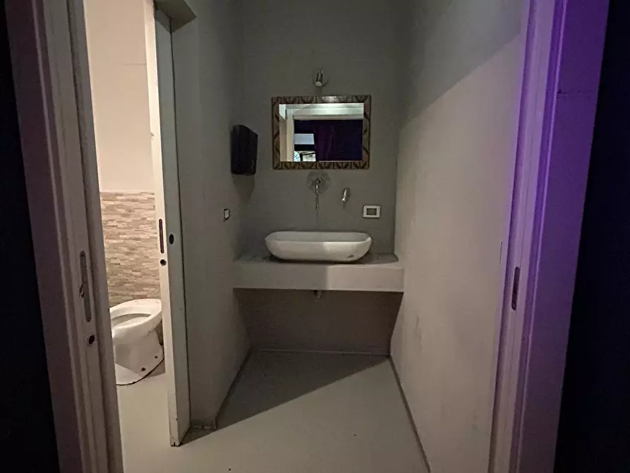 Immagine 8 di Attività commerciale in vendita  a Pescara