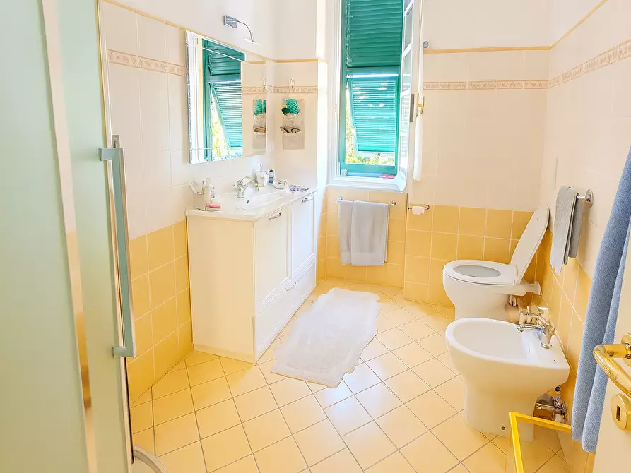 Immagine 7 di Quadrilocale in vendita  a Rapallo