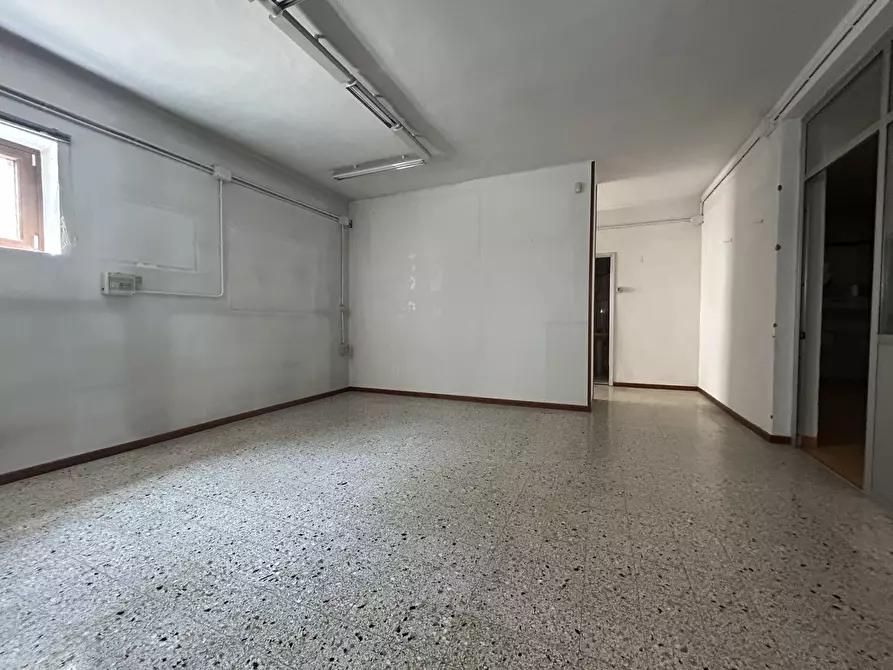 Immagine 12 di Locale commerciale in affitto  in Via Pietrino Belli 65 a Torino