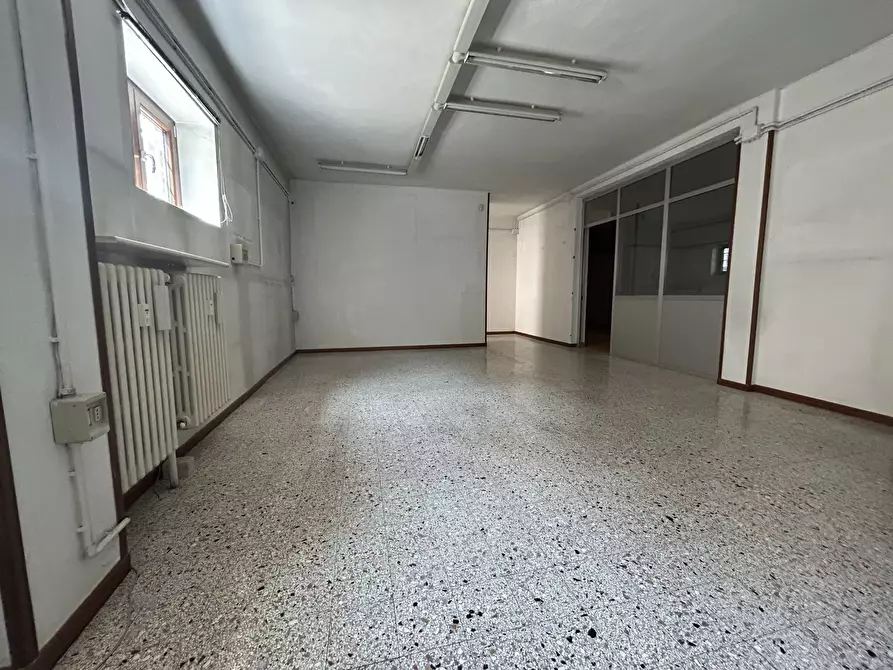 Immagine 15 di Locale commerciale in affitto  in Via Pietrino Belli 65 a Torino