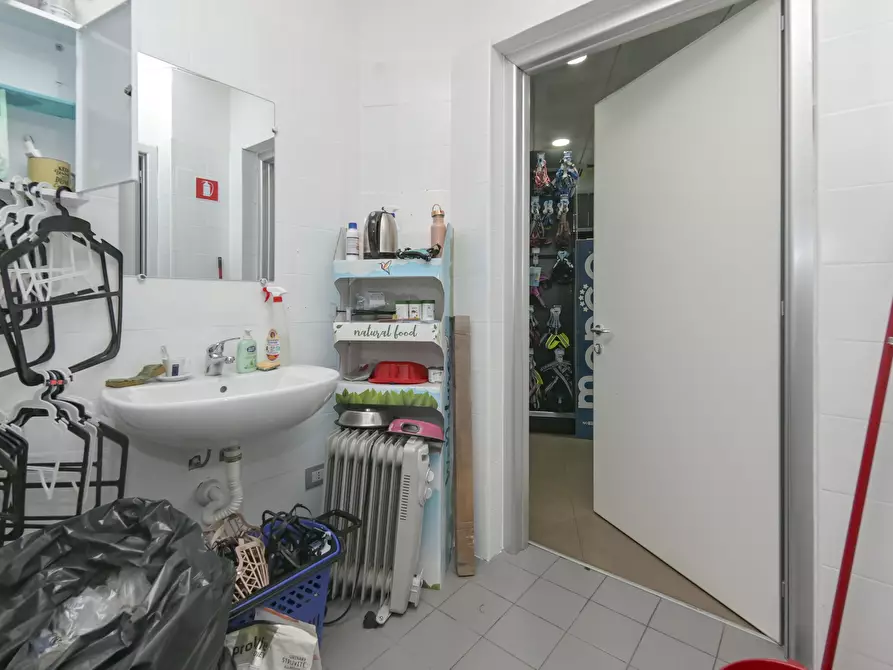 Immagine 28 di Locale commerciale in affitto  in piazza respighi 5 a Torino