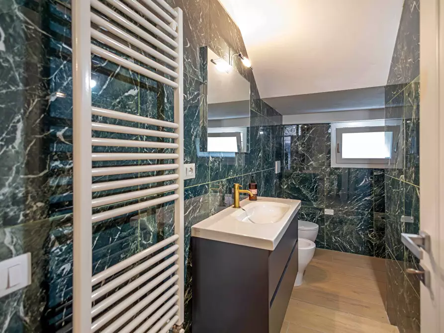 Immagine 8 di Villa in vendita  a Cascina