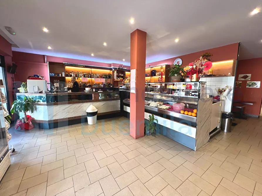 Immagine 1 di Locale commerciale in vendita  a Bologna