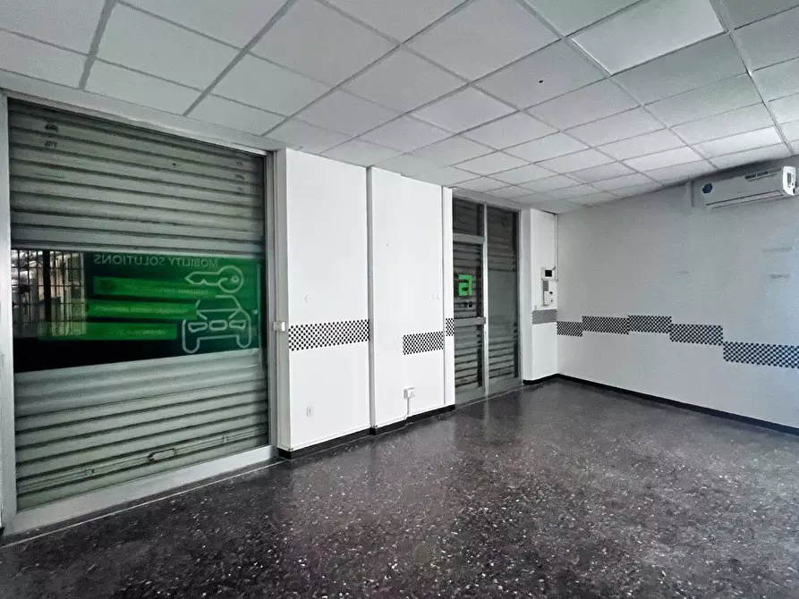 Immagine 6 di Locale commerciale in affitto  in Corso Tardy e Benech 26 R a Savona