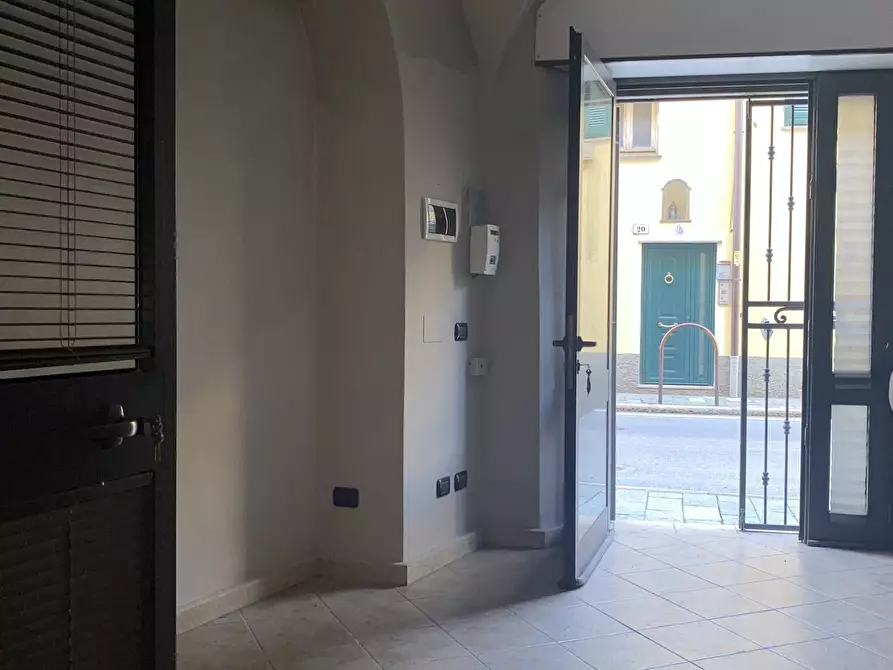 Immagine 10 di Locale commerciale in vendita  a Savona