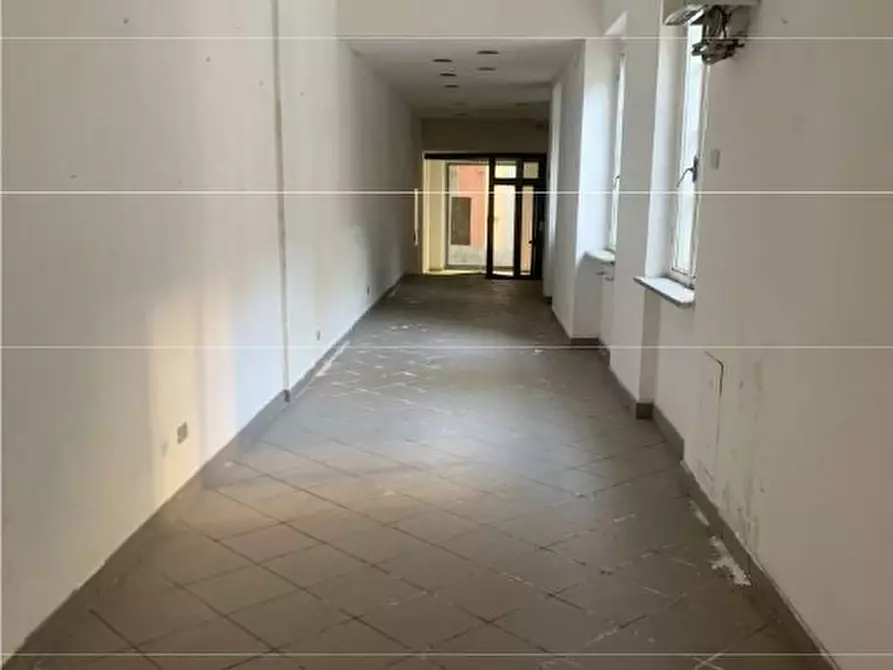 Immagine 3 di Locale commerciale in vendita  in Via Roma 11 a Valenza