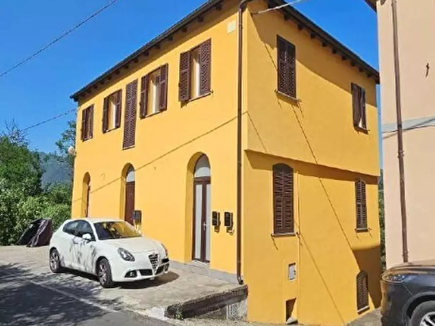 Immagine 1 di Casa bifamiliare in vendita  in Via Aldo Moro 22 a Follo