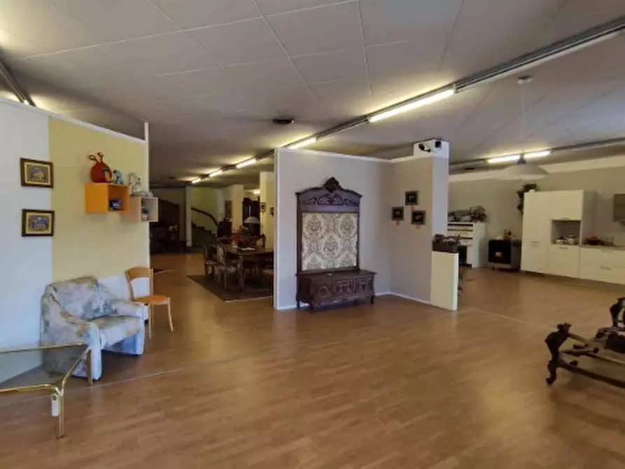Immagine 4 di Showroom in vendita  in Corso Giuseppe Garibaldi 177 a Gattinara