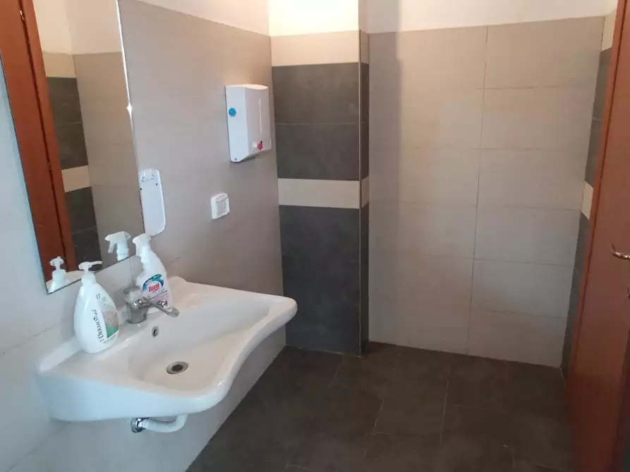 Immagine 18 di Showroom in vendita  a Ragusa