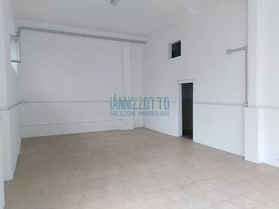 Immagine 3 di Locale commerciale in affitto  a Ragusa