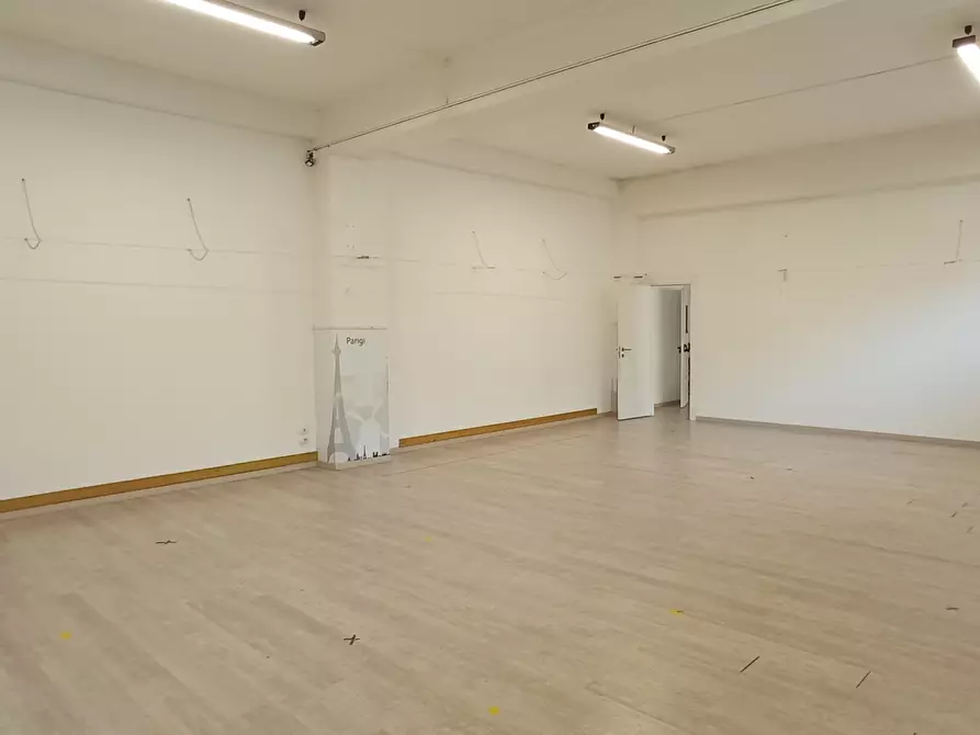 Immagine 2 di Showroom in vendita  a Ragusa