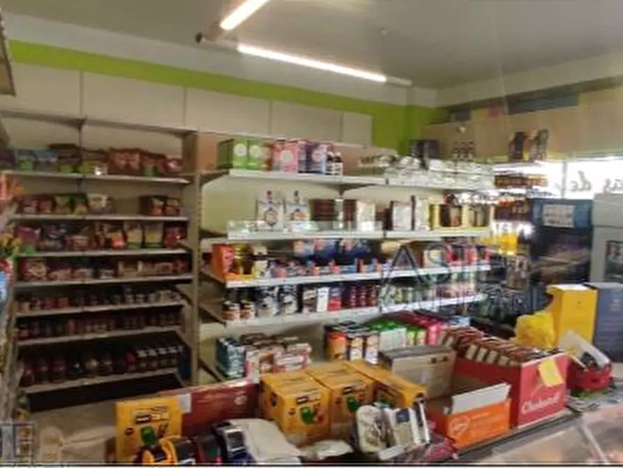 Immagine 1 di Locale commerciale in vendita  a Rimini