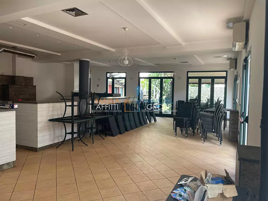 Immagine 10 di Locale commerciale in vendita  in Via Democrazia 64 a Massa