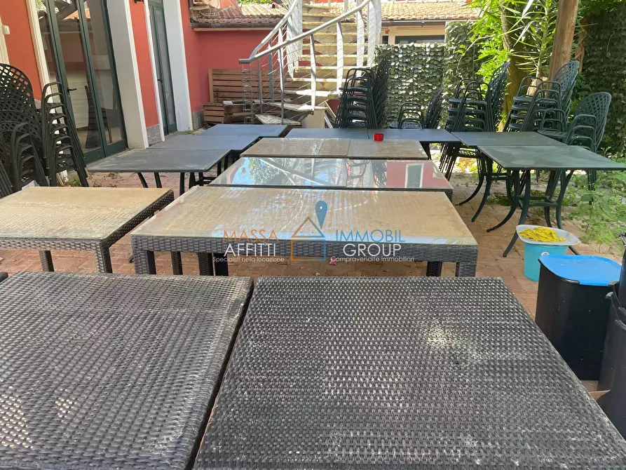 Immagine 5 di Locale commerciale in vendita  in Via Democrazia 64 a Massa