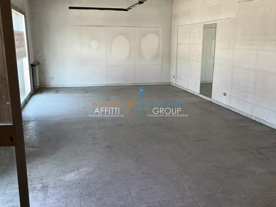 Immagine 6 di Locale commerciale in affitto  in Via G. Carducci 123 a Massa