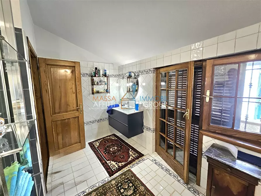 Immagine 12 di Villa in vendita  in Viale Stazione 104 a Massa