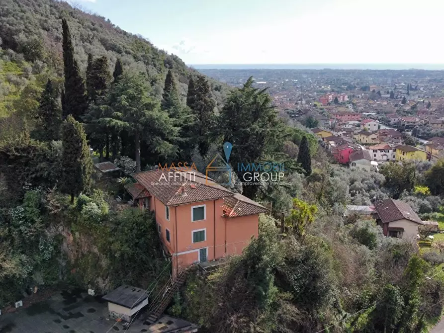 Immagine 11 di Villa in vendita  in Via Porta Quaranta 5 a Massa