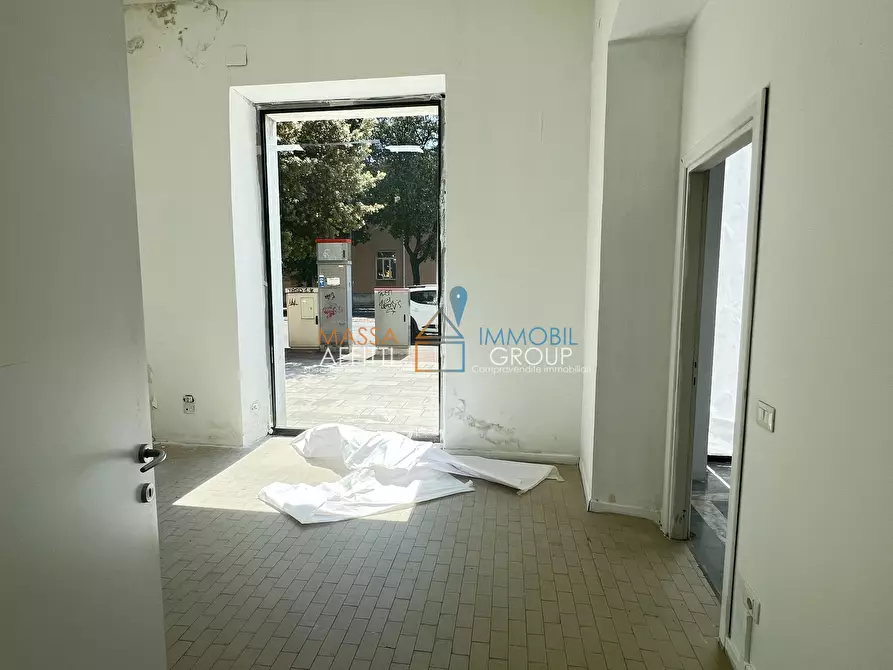 Immagine 14 di Locale commerciale in affitto  in Viale XX Settembre 199 a Carrara