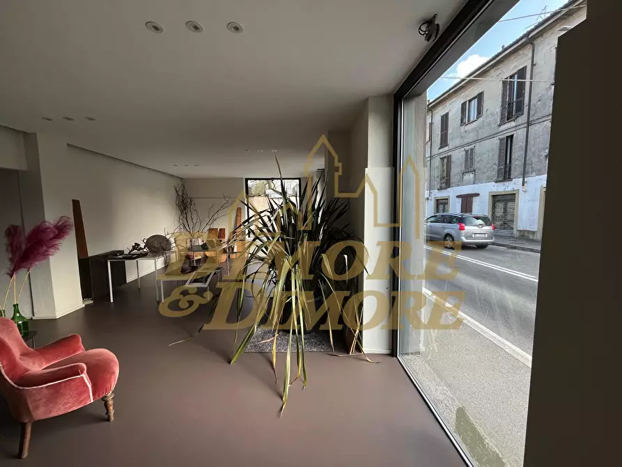 Immagine 7 di Locale commerciale in affitto  a Sesto Calende