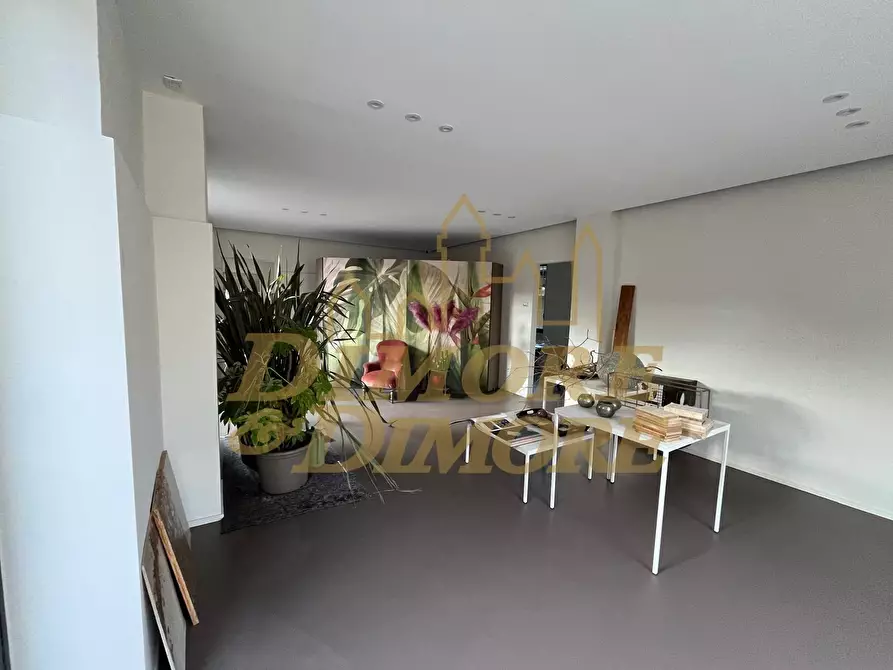 Immagine 2 di Locale commerciale in affitto  a Sesto Calende