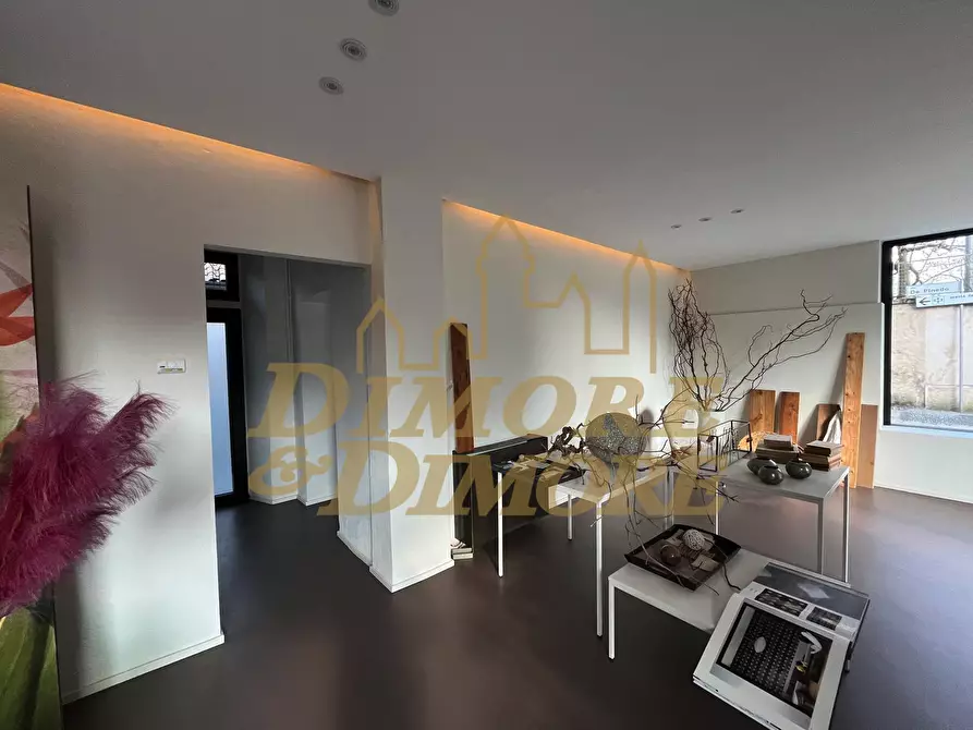 Immagine 14 di Locale commerciale in affitto  a Sesto Calende