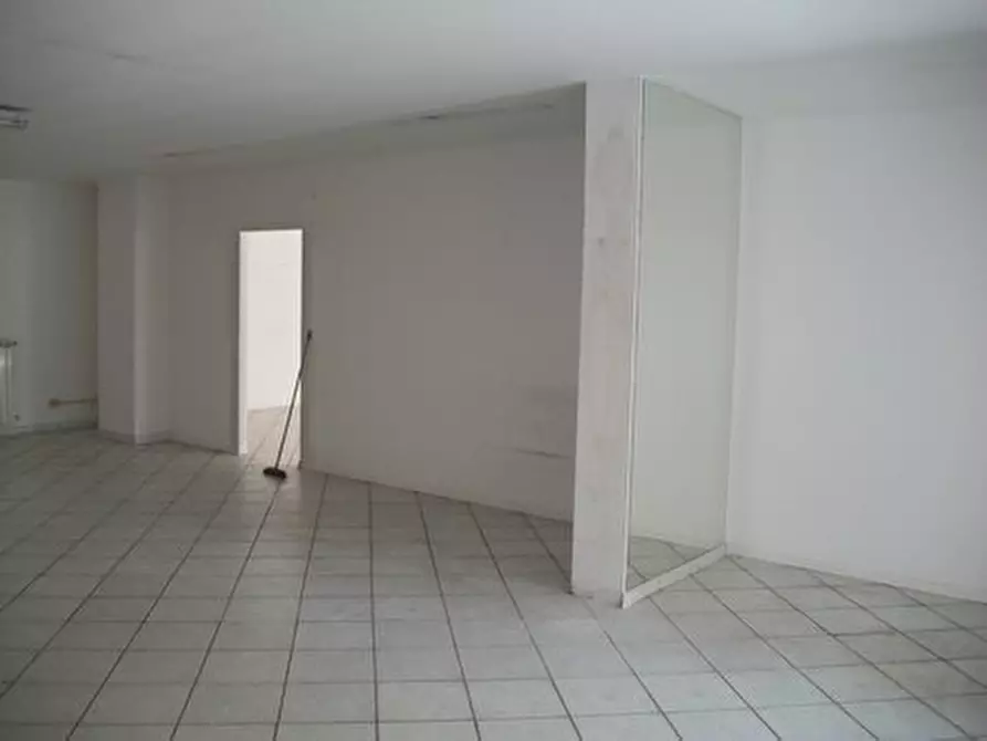 Immagine 5 di Locale commerciale in affitto  in VIA I.SILONE a Lanciano