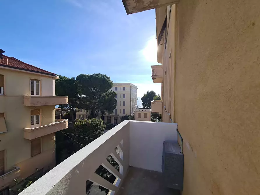 Immagine 11 di Trilocale in vendita  in V.le hanbury a Alassio
