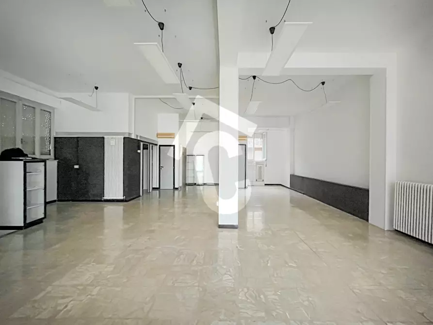 Immagine 7 di Locale commerciale in vendita  a Maiolati Spontini