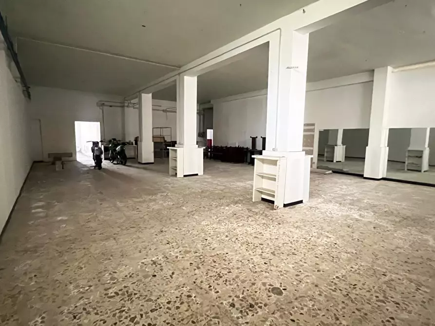 Immagine 1 di Locale commerciale in vendita  a San Gregorio Di Catania