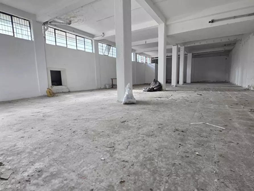 Immagine 12 di Locale commerciale in vendita  a Tremestieri Etneo