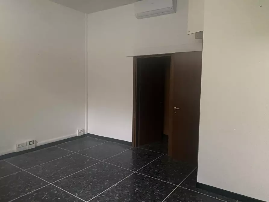 Immagine 7 di Locale commerciale in affitto  a Genova
